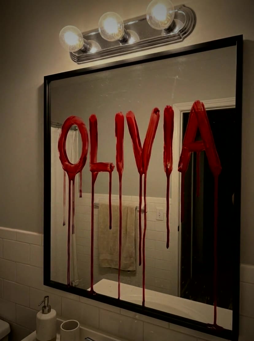 Le prénom OLIVIA écrit en sang sur le miroir d’une salle de bain